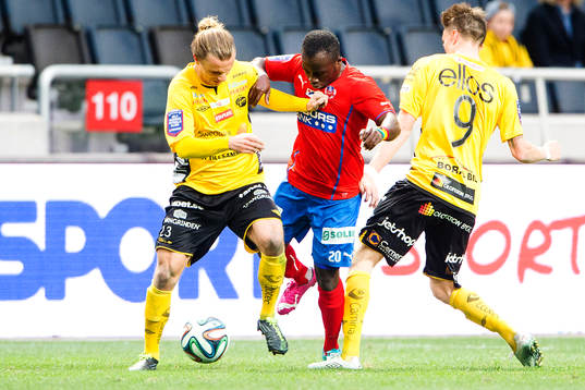 Elfsborgs Niklas Hult och Lasse Nilsson utmanar Helsingborgs Emmanuel Boateng