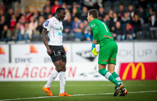 Örebros Alhassan Kamara och Gefles målvakt Emil Hedvall