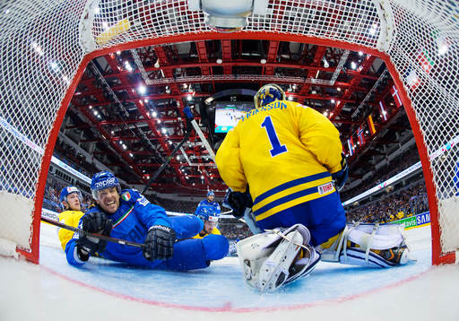 Italiens Brian Ihnacak kraschar in i målet bakom Sveriges