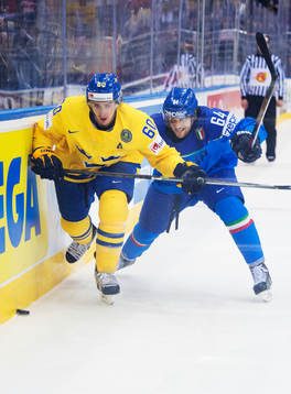 Sveriges Mikael Backlund tar sig förbi Italiens Brian