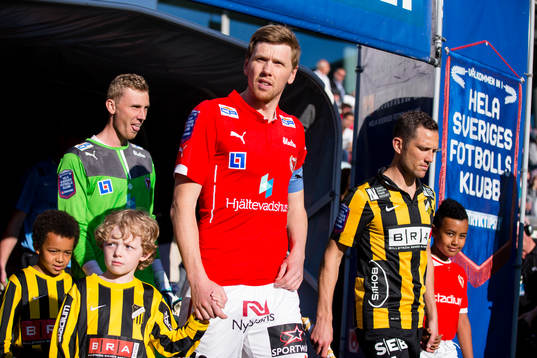Kalmars lagkapten David Elm och Häckens lagkapten Martin Ericsson på väg in till fotbollsmatchen i Allsvenskan mellan Häcken - Kalmar den 20 maj 2014 i Göteborg.