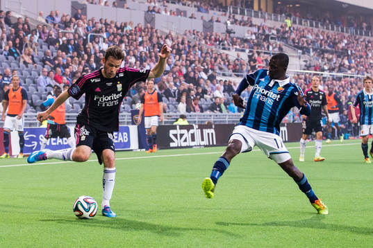 IFK Göteborgs Emil Salomonsson med ett inlägg som