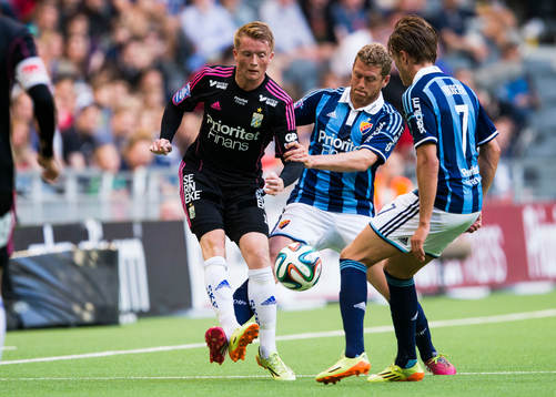 IFK Göteborgs Sam Larsson i kamp om bollen med Djurgårdens Stefan Karlsson och Martin Broberg