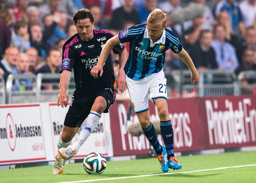 IFK Göteborgs Philip Haglund i kamp om bollen med