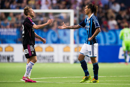 IFK Göteborgs Adam Johansson och Djurgårdens Aleksandar Prijovic tackar varann