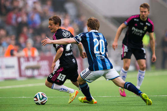 IFK Göteborgs Joel Allansson jagas av Djurgårdens Simon Tibbling