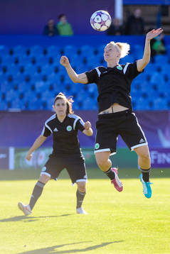 Wolfsburgs Nilla Fischer nickar bollen