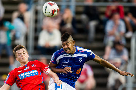 Helsingborgs Alexander Achinioti Jönsson i nickduell med Åtvidabergs Ricardo Santos