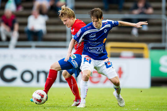 Helsingborgs Jere Uronen i kamp med Åtvidabergs Victor Sköld