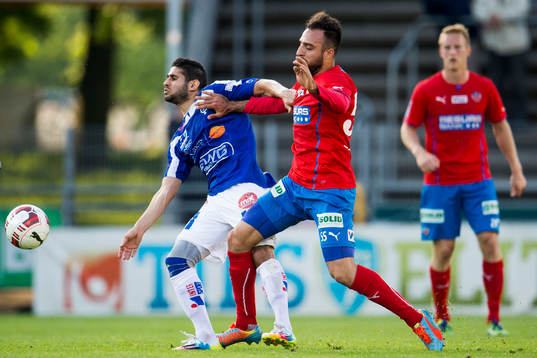 Åtvidabergs Imad Zatara i kamp med Helsingborgs Abdul Khalili