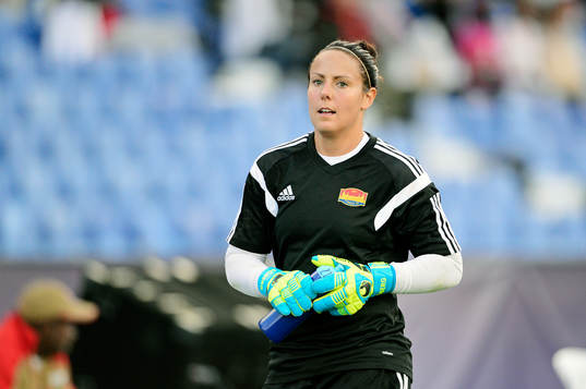 Tyresös målvakt Carola Söberg värmer upp innan finalen i damernas Champions League mellan Tyresö och Wolfsburg den 22 maj 2014 i Lissabon, Portugal.