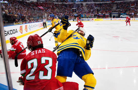Vitrysslands Andrei Stas slår Sveriges Mattias Ekholm i