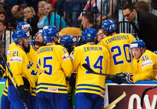 Sveriges förbundskapten Pär Mårts pratar med spelare vid