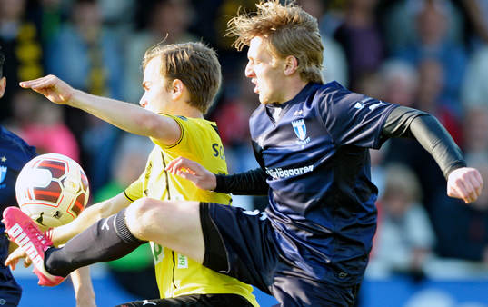 Mjällbys Andreas Blomqvist och Malmö FFs Emil Forsberg i den allsvenska matchen mellan Mjällby och Malmö FF i Hällevik 22 maj  2014.