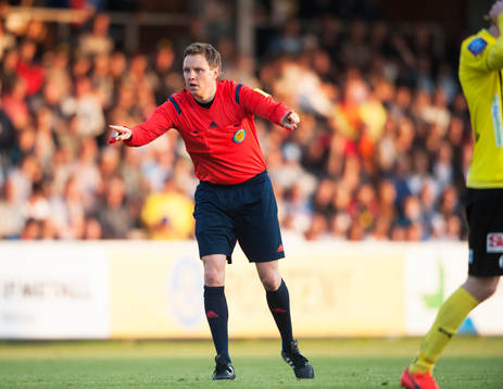  Domaren Markus Strömbergsson i den allsvenska matchen mellan Mjällby och Malmö FF i Hällevik 22 maj  2014.