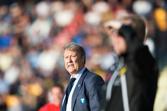 Malmös tränare Åge Hareide och Mjällbys tränare Lars Jacobsson i den allsvenska matchen mellan Mjällby och Malmö FF i Hällevik 22 maj  2014.