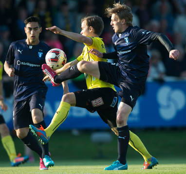 Malmös Emil Forsberg och Mjällbys Andreas Blomqvist i den allsvenska matchen mellan Mjällby och Malmö FF i Hällevik 22 maj  2014.