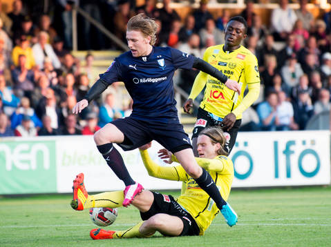 Malmös Emil Forsberg tacklas
