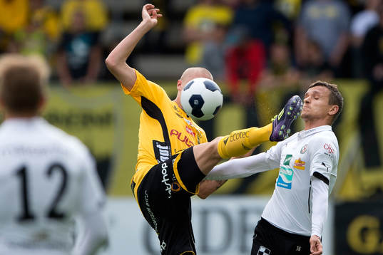 Elfsborgs Sebastian Holmén sparkar högt framför Örebros Shpetim Hasani