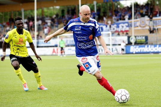 Åtvidabergs Daniel Sjölund med bollen