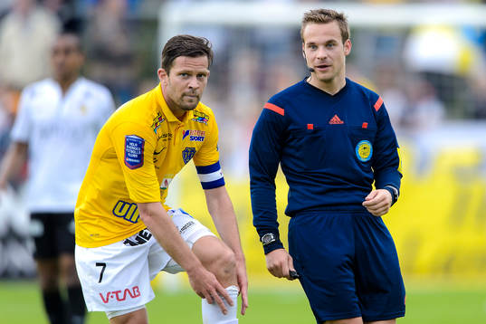 Falkenbergs David Svensson pratar med domare Kristoffer