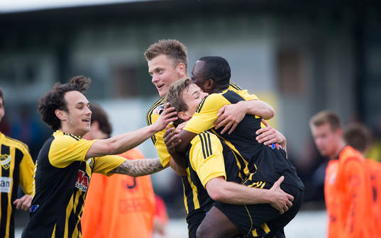 IFK Hässleholms Jesper Eliasson har nickat in 1-0 och grattas