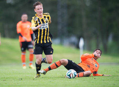 IFK Hässleholms 14-årige Theo Ekström i matchen i division 111 mellan IFK Hässleholm och Älmeboda/Linneryd i Hässleholm 24 maj  2014.