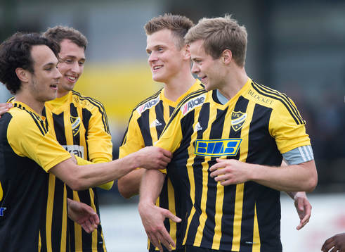 IFK Hässleholms Jesper Eliasson har nickat in 1-0 och grattas