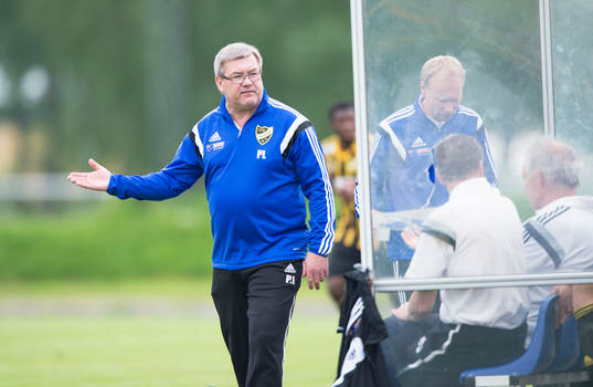 IFK Hässleholms tränare Patrik Lennartsson och Daniel Nilsson i matchen i division 111 mellan IFK Hässleholm och Älmeboda/Linneryd i Hässleholm 24 maj  2014.