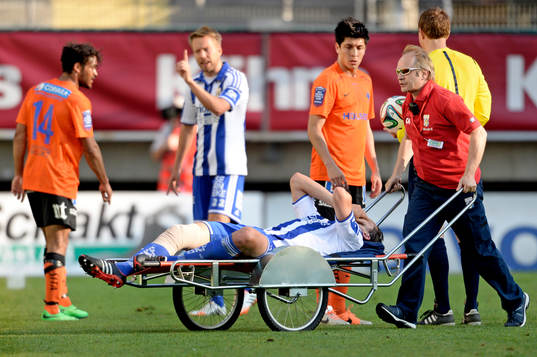 IFK Göteborgs Philip Haglund körs ut på bår