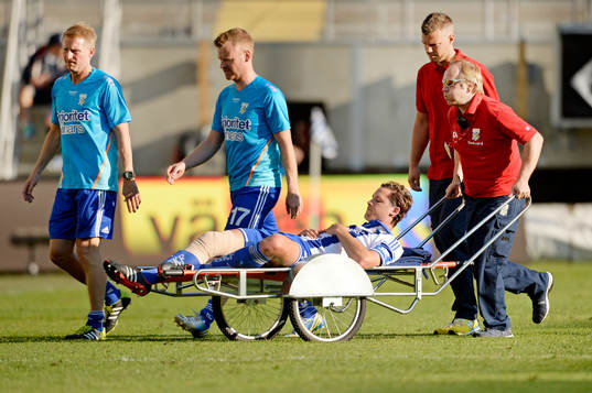 IFK Göteborgs Philip Haglund körs ut på bår