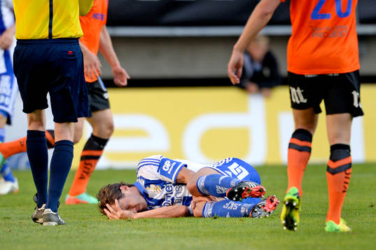 IFK Göteborgs Philip Haglund ligger skadad på planen