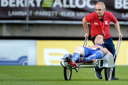 IFK Göteborgs Philip Haglund körs ut på bår av sjukvårdspersonal