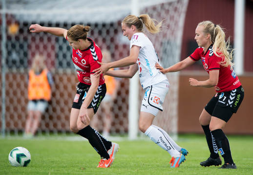 Knuff på knuff, Mia Carlsson, Lina Hurtig och Elisa Vidarsdottir i matchen i damallsvenskan mellan Kristianstad och Umeå i Kristianstad 25 maj  2014.