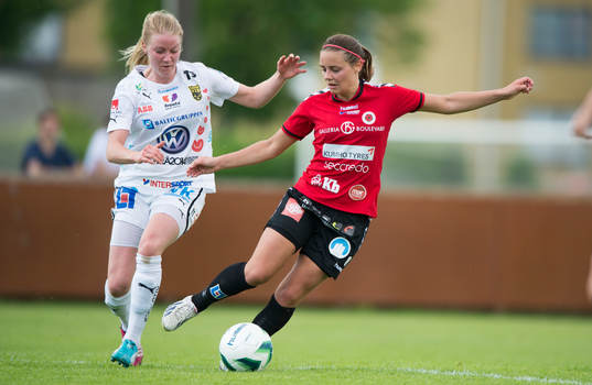 Umeås Jenny Hjohlman och Kristianstads Alice Nilsson i matchen i damallsvenskan mellan Kristianstad och Umeå i Kristianstad 25 maj  2014.
