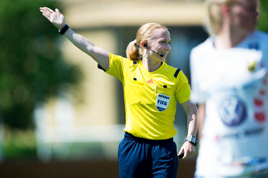 Domaren Linn Andersson i matchen i damallsvenskan mellan Kristianstad och Umeå i Kristianstad 25 maj  2014.