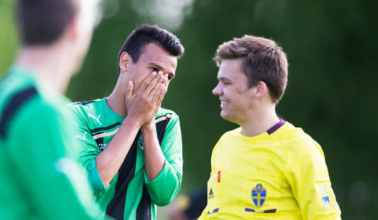 Domaren har utdelat varning till en Högaborgs-spelare  i matchen i juniorallsvenskan mellan IFK Hässleholm och Högaborg i Hässleholm 25 maj  2014.