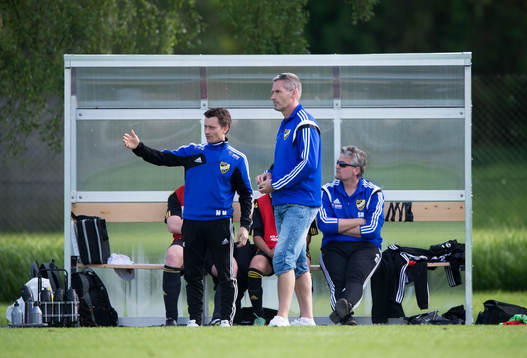  IFK Hässleholms lagledarbänk Jörgen Nordén, Hans Dahlberg och Stefan Nilsson i matchen i juniorallsvenskan mellan IFK Hässleholm och Högaborg i Hässleholm 25 maj  2014.