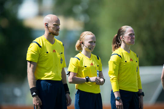Domartrion, assisterande domarna Per Uppsäll och Åse Marie Olsson flankerar huvuddomaren Linn Andersson i matchen i damallsvenskan mellan Kristianstad och Umeå i Kristianstad 25 maj  2014.