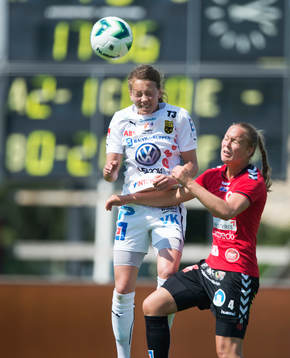 Höjdduell mellan Umeås Elin Landström och Kristianstads Therese Andersson med matchtavlan i bakgrunden i matchen i damallsvenskan mellan Kristianstad och Umeå i Kristianstad 25 maj  2014.
