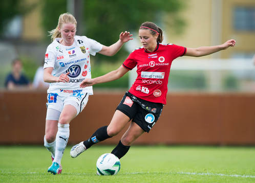 Umeås Jenny Hjohlman och Kristianstads Alice Nilsson i matchen i damallsvenskan mellan Kristianstad och Umeå i Kristianstad 25 maj  2014.