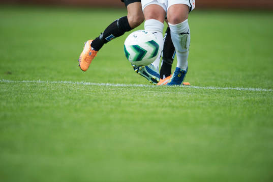 Kamp om bollen i matchen i damallsvenskan mellan Kristianstad och Umeå i Kristianstad 25 maj  2014.