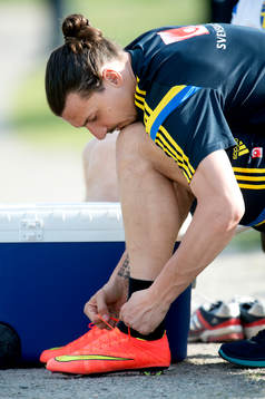 Sveriges Zlatan Ibrahimovic knyter skorna