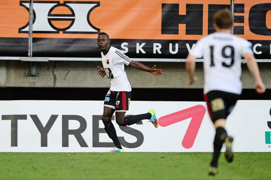 Östersunds Modou Barrow jublar efter 1-1