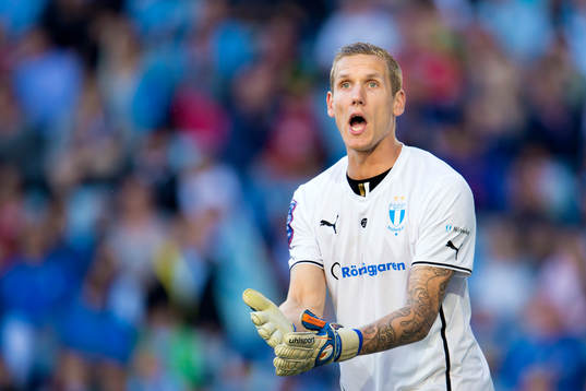 Malmö FFs målvakt Robin Olsen reagerar
