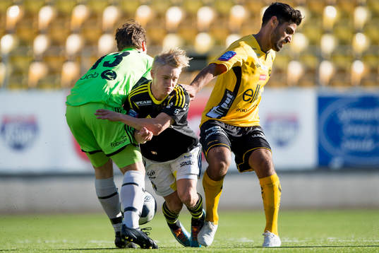 AIKs Elias Löfberg kommer i kläm mellan egen målvakt Viktor Segerström och Elfsborgs Arjan Mostafa