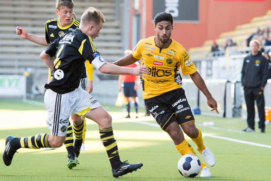 Elfsborgs Arjan Mostafa försöker ta sig förbi AIKs Philip Olofsson