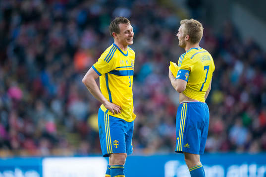  Sveriges frisparksskyttar Kim Källström och Sebastian Larsson i landskampen mellan Danmark och Sverige i Köpenhamn 28 maj  2014.