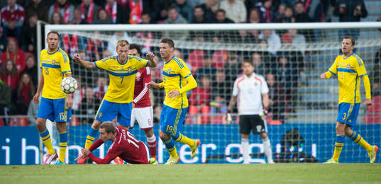  Sverige har fått Christian Eriksen på fall i landskampen mellan Danmark och Sverige i Köpenhamn 28 maj  2014.