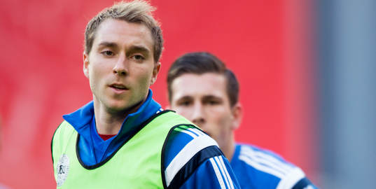  Danmarks Pierre Emile Höjbjerg bakom Christian Eriksen i landskampen mellan Danmark och Sverige i Köpenhamn 28 maj  2014.